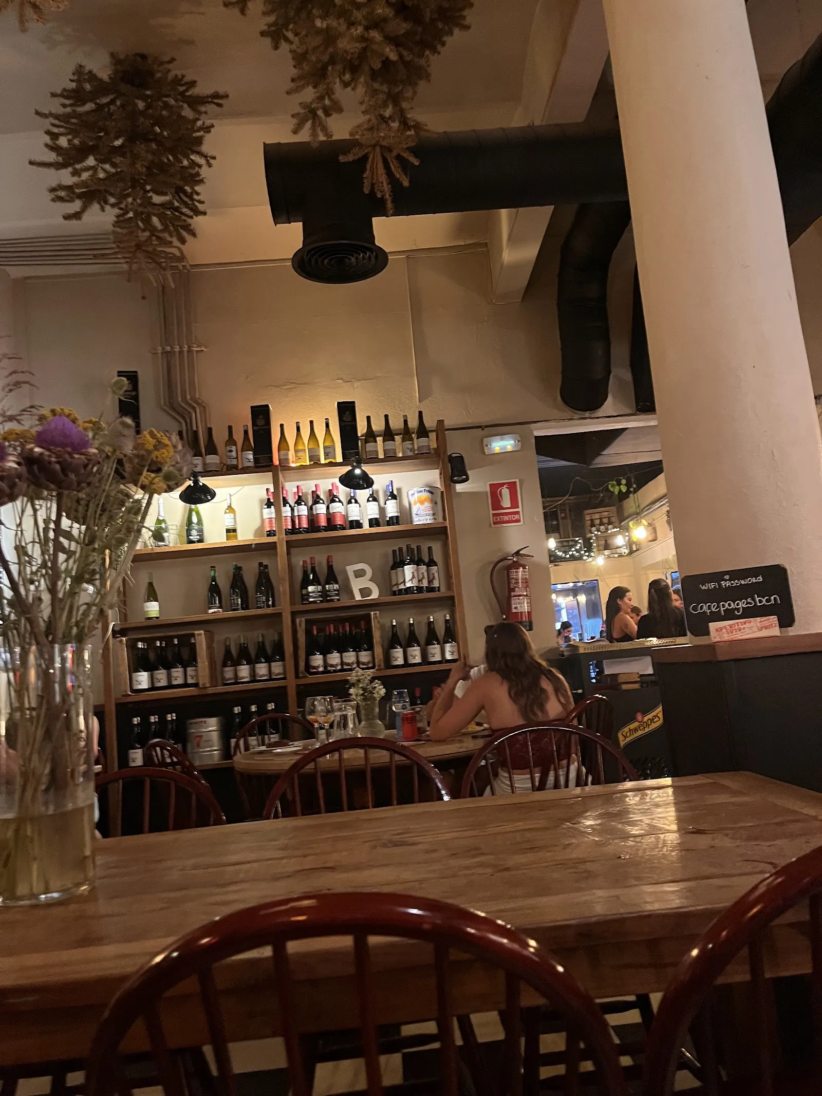 La barra, con estanterías de vinos