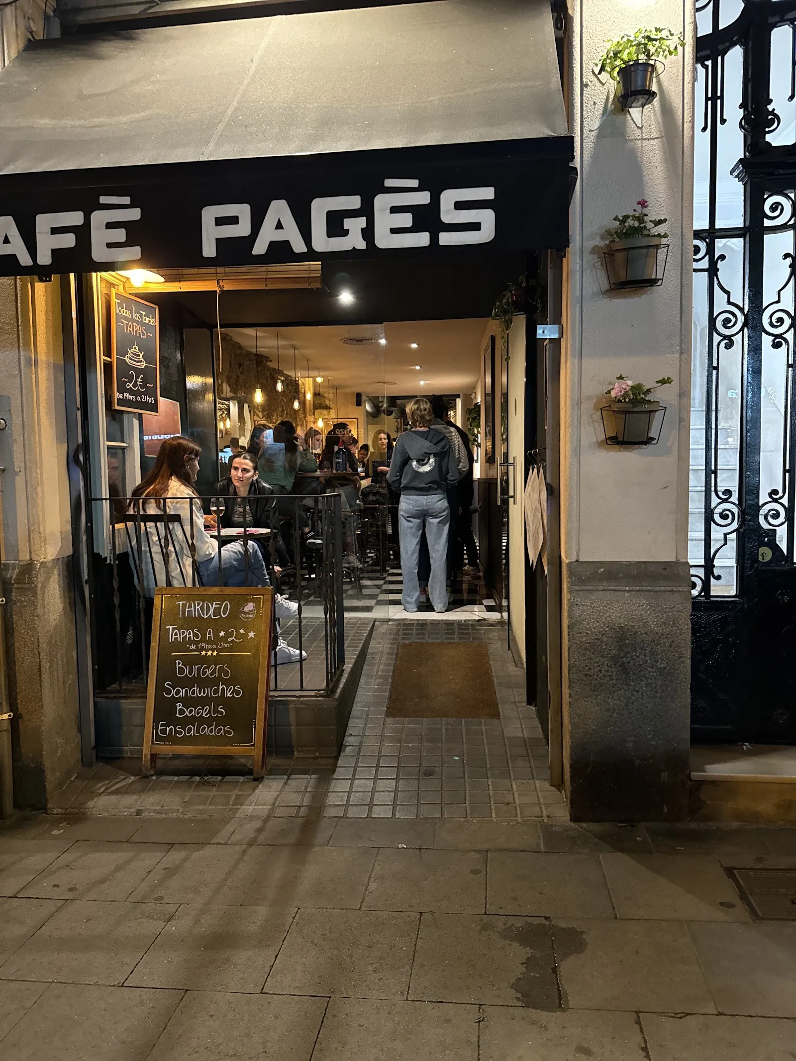 La entrada bajo el toldo, con la pizarra de tapas a 2 € de 19 a 21 h