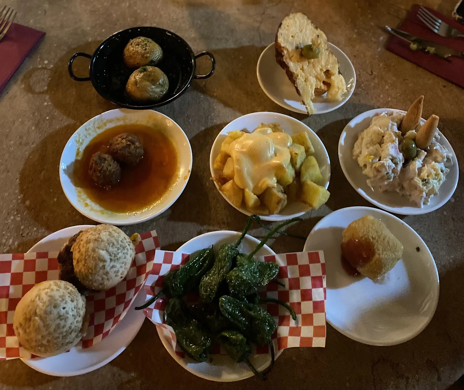 Varias tapas en la mesa, servidas en platitos