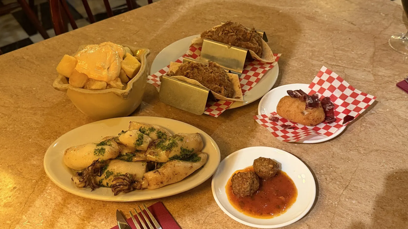 Tapas para compartir sobre una mesa de mármol